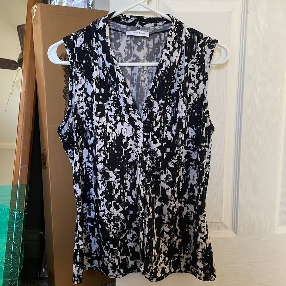 Lg Sleeveless black/white pattern top